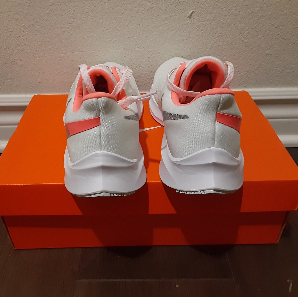 Nike - Picture 4 of 4